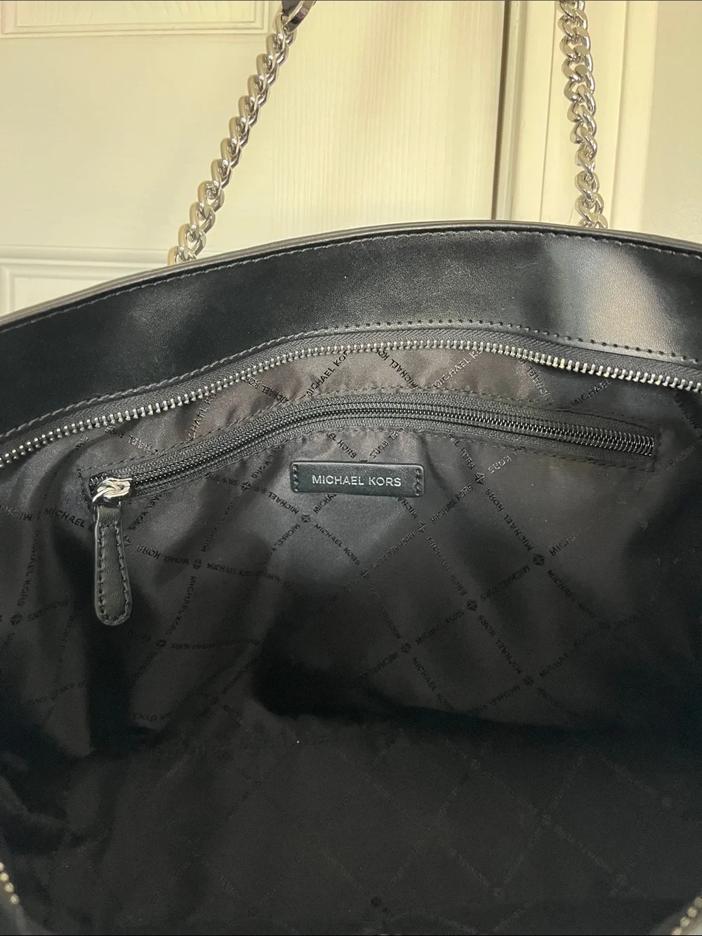 Michael Kors Black/Gray Signature Logo Tote with Chain-Strap excellent condition